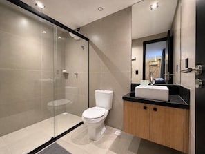 Apartment | Bathroom | Towels, soap, shampoo, toilet paper