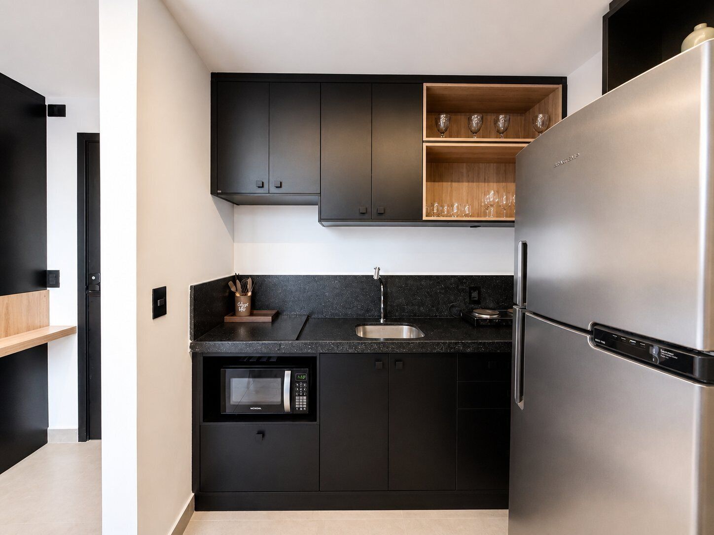 Appartement | Privékeuken | Een magnetron, een kookplaat, kookgerei, borden en bestek