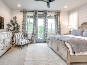 4 bedrooms, iron/ironing board, WiFi, bed sheets - Closest to Swim Beach & Pop-Up Shops | Sleeps 12 | Lake View | 3 Balconies! (Carlton Landing)