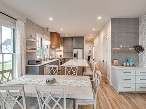 Dining - Closest to Swim Beach & Pop-Up Shops | Sleeps 12 | Lake View | 3 Balconies! (Carlton Landing)