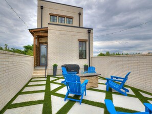 Terrace/patio - Closest to Swim Beach & Pop-Up Shops | Sleeps 12 | Lake View | 3 Balconies! (Carlton Landing)