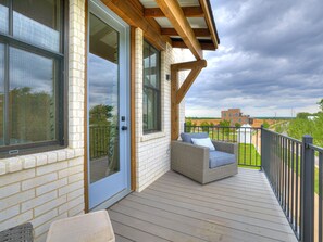 Exterior detail - Closest to Swim Beach & Pop-Up Shops | Sleeps 12 | Lake View | 3 Balconies! (Carlton Landing)
