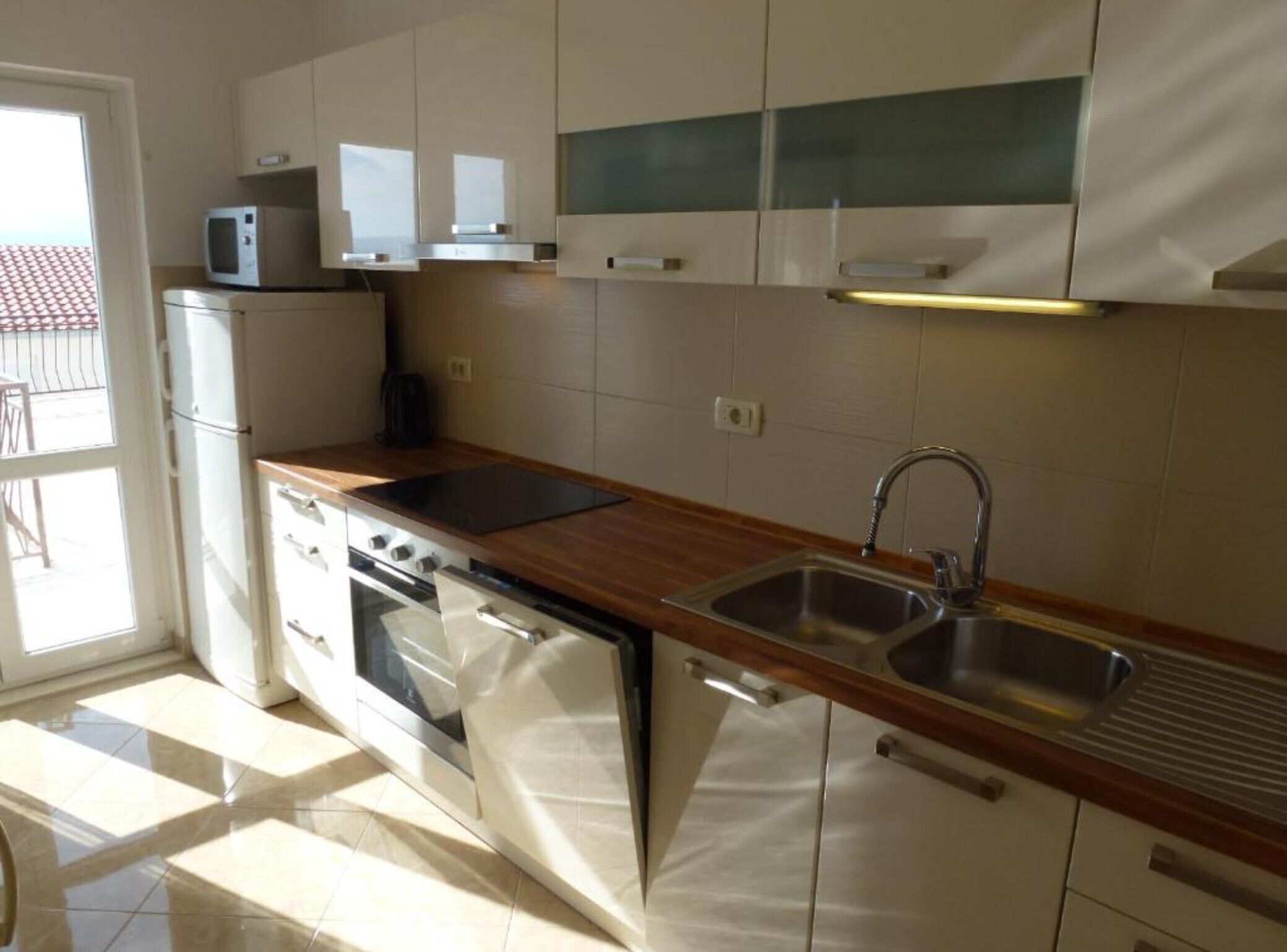 Een koelkast, een magnetron, een oven, een vaatwasser