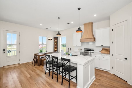 Fridge, microwave, oven, stovetop. Stylish Beach House- Central to beach/attractions