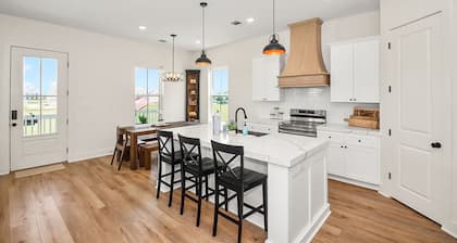 Stylish Beach House- Central to beach/attractions