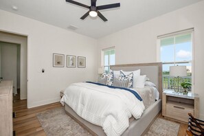 3 habitaciones, escritorio y tabla de planchar con plancha 