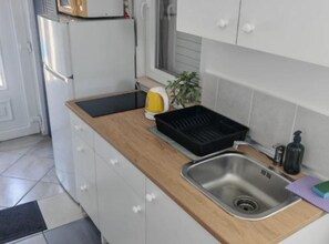 Fridge, stovetop, cookware/dishes/utensils - Green House - Studio with Terrace and Sea View (Sobra)