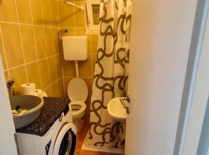 Shower, hair dryer, towels - Green House - Two-Bedroom Apartment with Terrace and Sea View (Sobra)