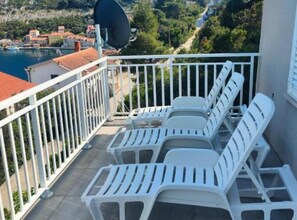 Property grounds - Green House - Two-Bedroom Apartment with Terrace and Sea View (Sobra)
