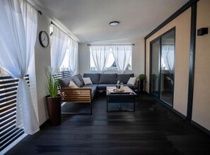 Ein modernes Wohnzimmer mit einer Couch, einem Couchtisch und einem Blumentopf.