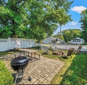 Outdoor dining - Welcome to your perfect Geneva getaway! (Geneva)