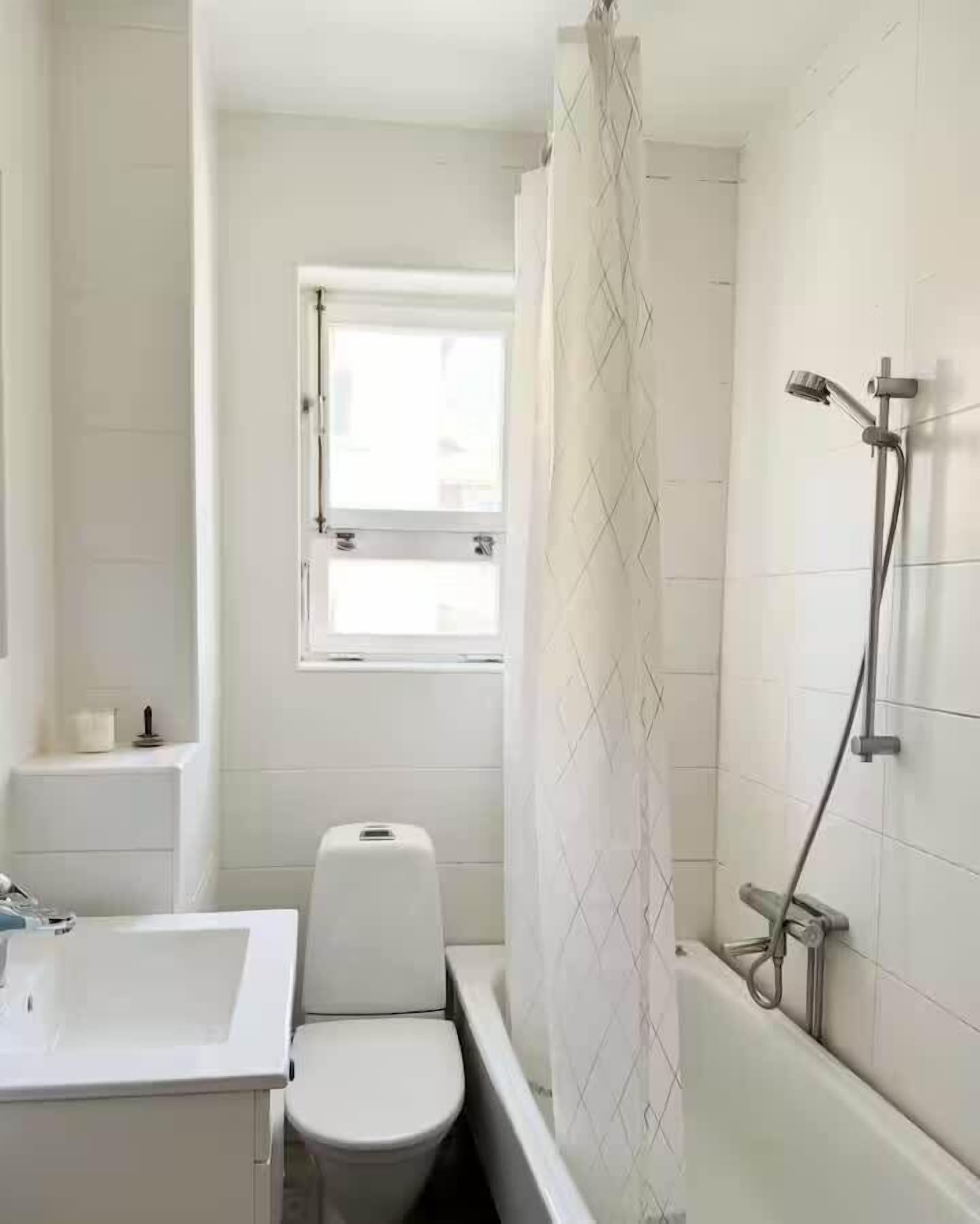 Shower, towels, shampoo