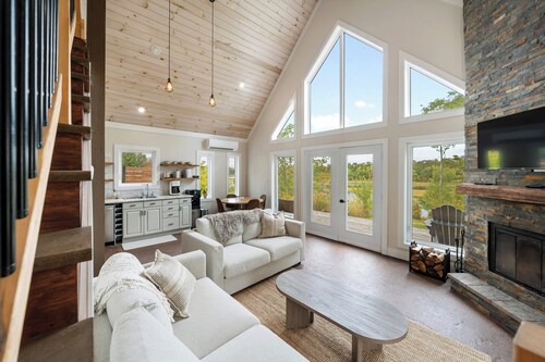 Cozy 2 Bedroom Riverfront chalet with fireplace and loft