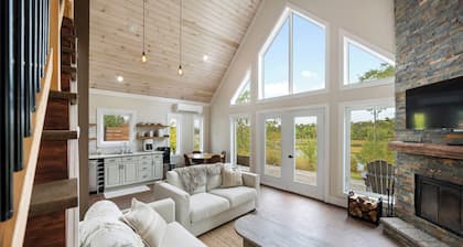 Cozy 2 Bedroom Riverfront chalet with fireplace and loft