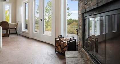 Riverfront Chalet in Tatamagouche. Fireplace, Firepit, BBQ + Soaker Tub