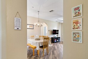 Dining - King Bed • 14 minutes to Disney • Crockpot • 5 minutes to Shopping and dining (Kissimmee)