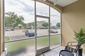 Interior - King Bed • 14 minutes to Disney • Crockpot • 5 minutes to Shopping and dining (Kissimmee)