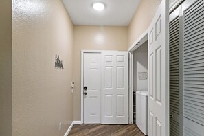 Interior - King Bed • 14 minutes to Disney • Crockpot • 5 minutes to Shopping and dining (Kissimmee)