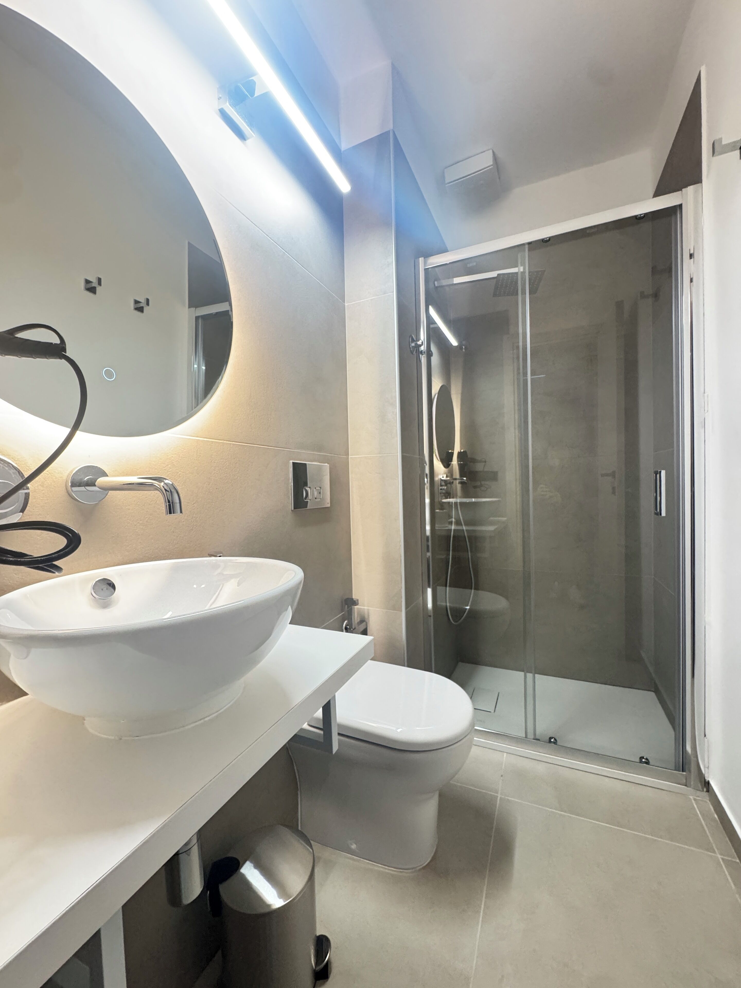 Dutxa, banyera d'hidromassatge, assecador de cabells i bidet 
