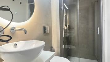 Doccia, vasca idromassaggio, asciugacapelli, bidet