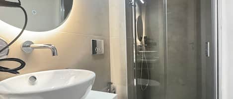 Dusche, Whirlpool, Haartrockner, Bidet