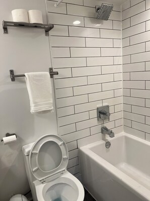 Serviettes fournies, papier de toilette