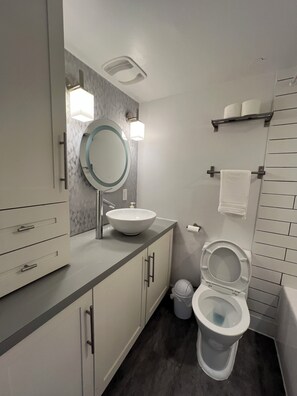 Serviettes fournies, papier de toilette