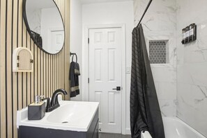 Haartrockner, Handtücher, Seife, Toilettenpapier