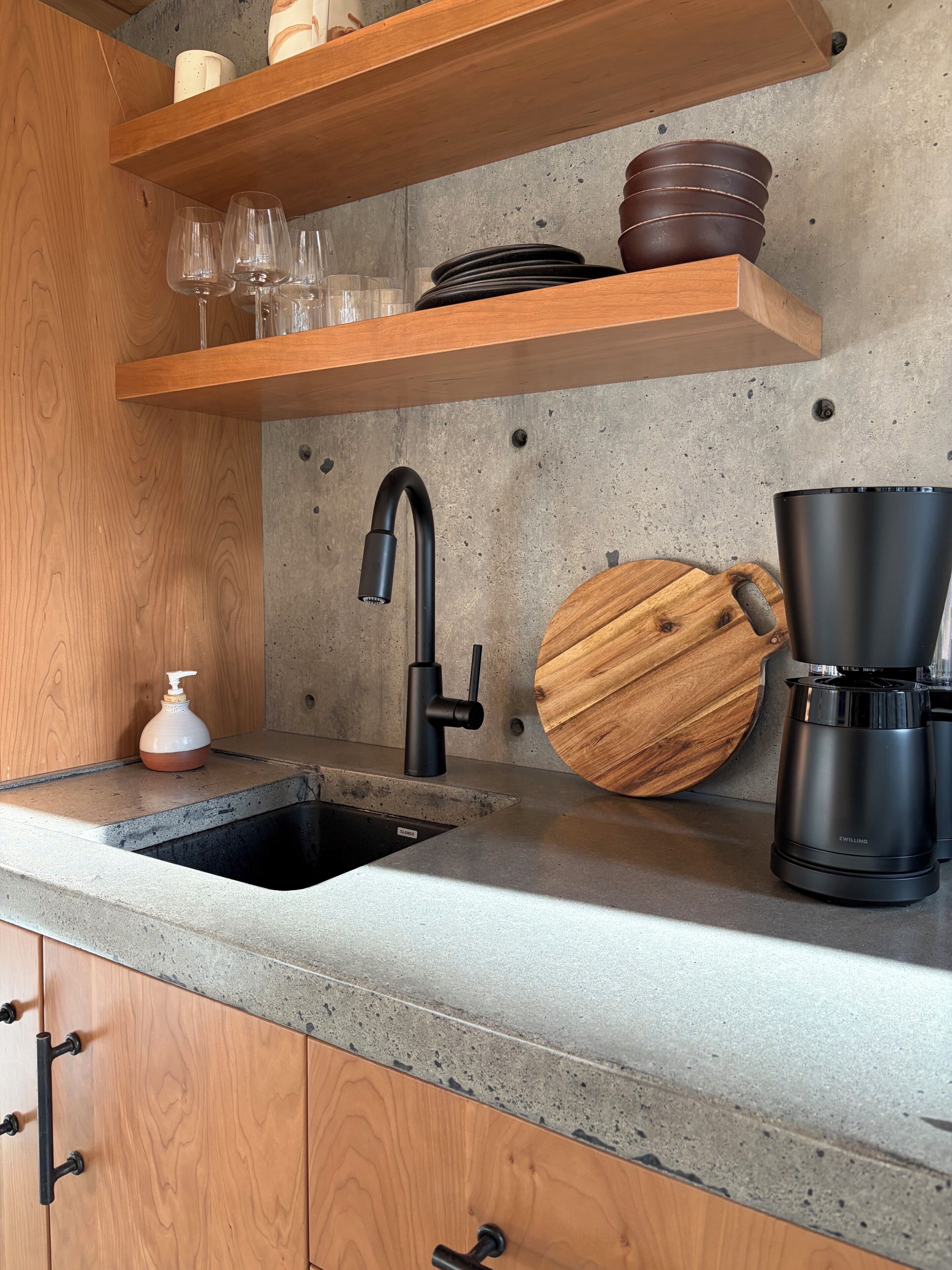 Cafetière/bouilloire, réfrigérateur, four, plaque de cuisson