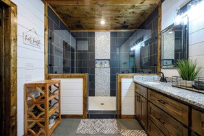 Shower, hair dryer, towels, shampoo - The Retreat at Red Fern *excellent location* (Broken Bow)