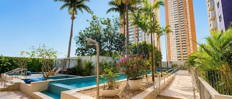 3 albercas al aire libre, acceso de 08:00 a 20:30, y camastros