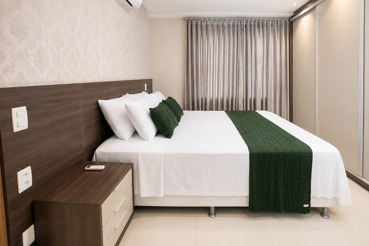 Apartamento conforto | Escrivaninha, ferros/tábuas de passar roupa, Wi-Fi de cortesia