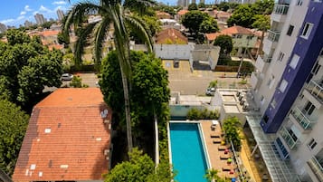 3 hồ bơi ngoài trời, mở cửa từ 8:00 đến 20:30, ghế dài tắm nắng