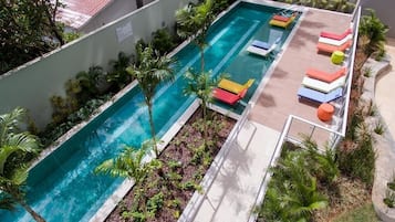 3 piscines extérieures, chaises longues