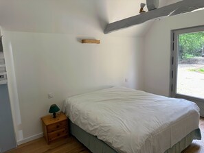 8 bedrooms, iron/ironing board, WiFi, bed sheets