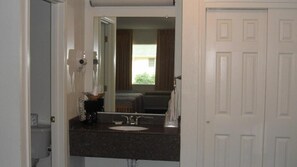 Free toiletries, hair dryer, towels, soap - Deluxe Inn Palacios (Palacios)