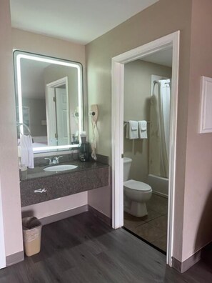 Deluxe Double Room | Bathroom