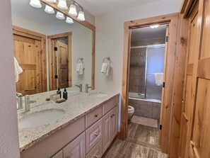 Shower, hair dryer, towels, shampoo - The Plaza 336 — Walk to Crested Butte Lifts & 2 Hot Tubs (Crested Butte)