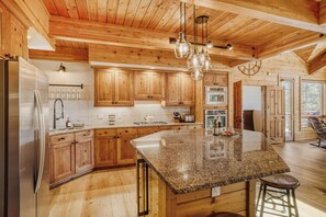 Fridge, microwave, oven, stovetop - Morning View Lodge | Mountain Retreat with Hot Tub (Breckenridge)