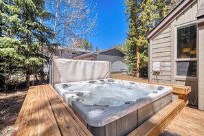 Outdoor spa tub - Private Hot Tub, Dog Friendly & Shuttle Access (Breckenridge)