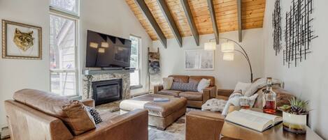 TV, fireplace