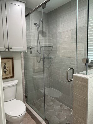 Shower, hair dryer, towels, soap - Gated Fort Worth Ranch Retreat 3BR - great for Stockyards, Dickies, Downtown (Lakeside)