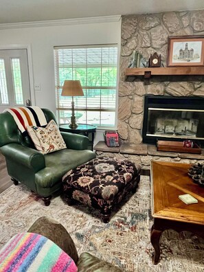 Smart TV - Gated Fort Worth Ranch Retreat 3BR - great for Stockyards, Dickies, Downtown (Lakeside)