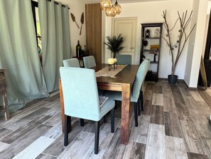 Dining - Vrbo Property (Parentis-en-Born)