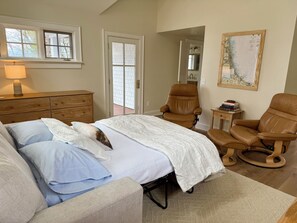 2 bedrooms, free WiFi, bed sheets - Charming Beachfront Cottage on Lake Michigan near Harbor Springs (Harbor Springs)