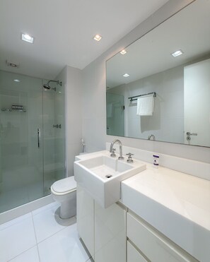 Bathroom - Ipanema 2 Suites Ocean View 1min to Beach (Rio de Janeiro)