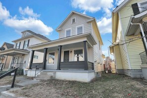 Exterior - Bright and Cozy 3BR Retreat Near Downtown Columbus (Columbus)
