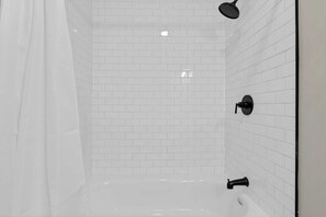 Shower, towels - Bright and Cozy 3BR Retreat Near Downtown Columbus (Columbus)