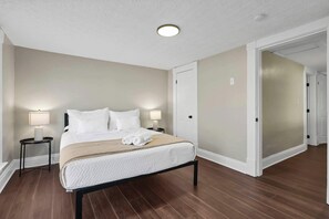 4 bedrooms, iron/ironing board, WiFi, bed sheets - Bright and Cozy 3BR Retreat Near Downtown Columbus (Columbus)