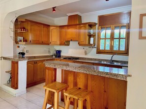 Private kitchen - Villa Flamingo. Private swimming pool. Ideal for families. (Les Tres Cales)